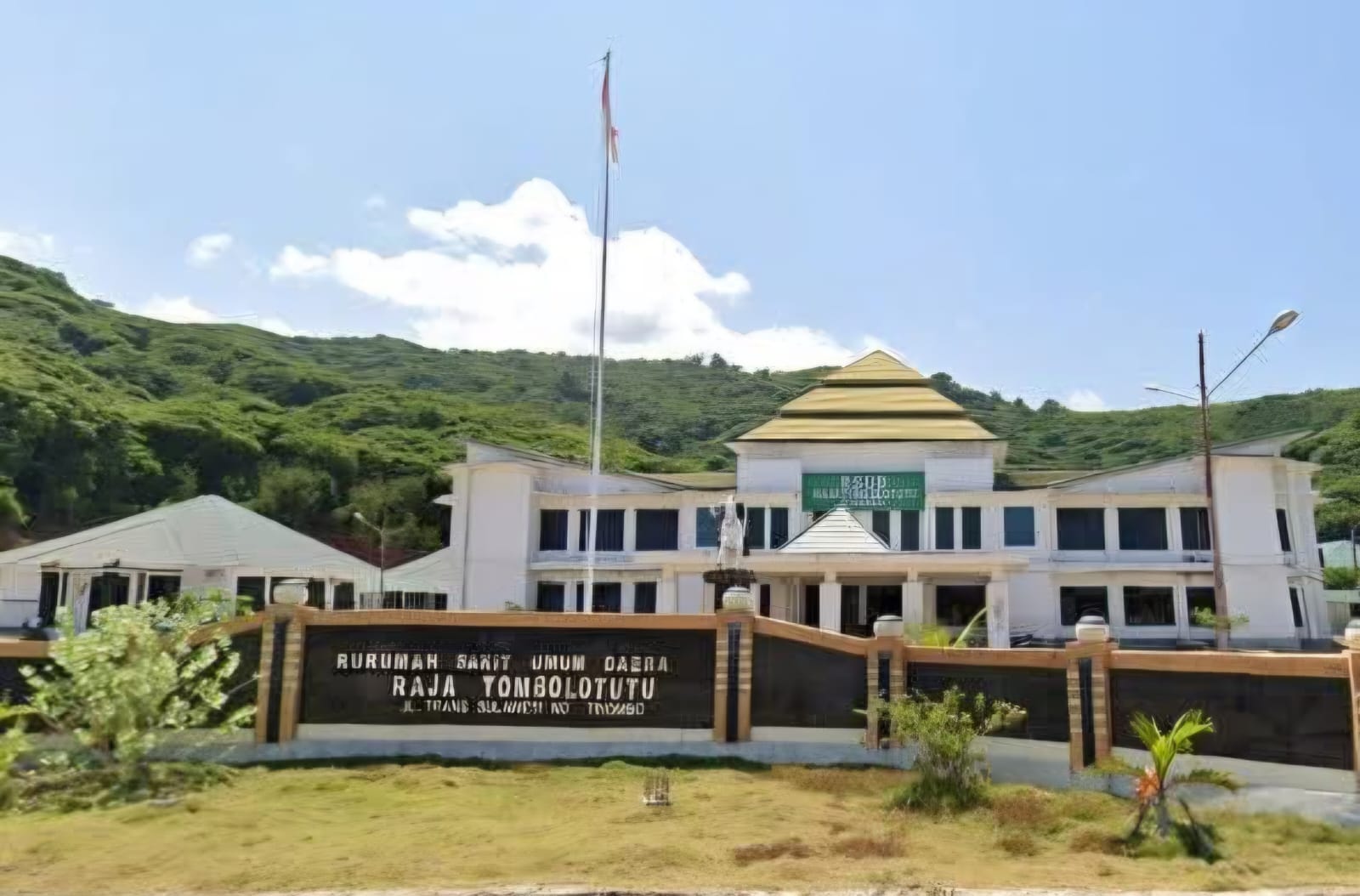 RS Raja Tombolotutu - Sulteng Kurang Perawat, Namun BKPSDM Malah Pindahkan Lima Nakes