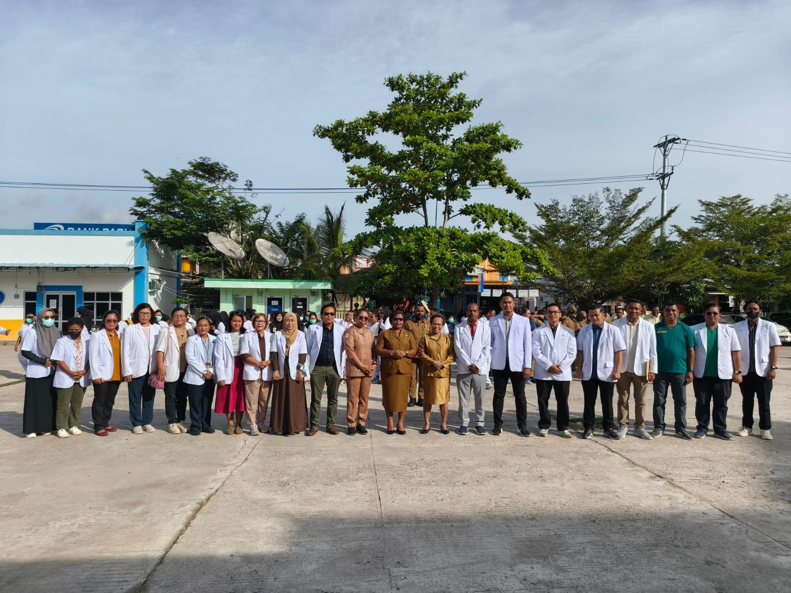 Dinkes Kota Sorong Beri Penghargaan Bagi Named & Nakes Berprestasi di RSUD Sele Be Solu