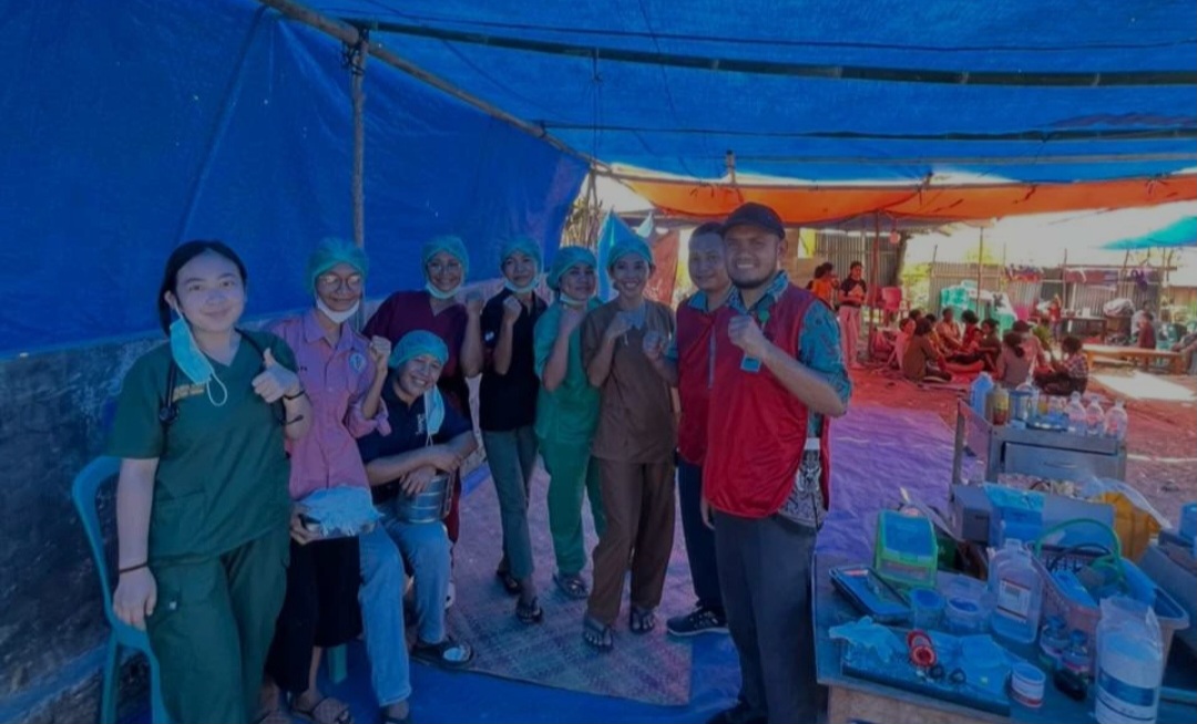Dokter & Dua Perawat Asal MDMC Bantu Puskesmas Dampek di NTT Tangani Pasien Terdampak Gempa