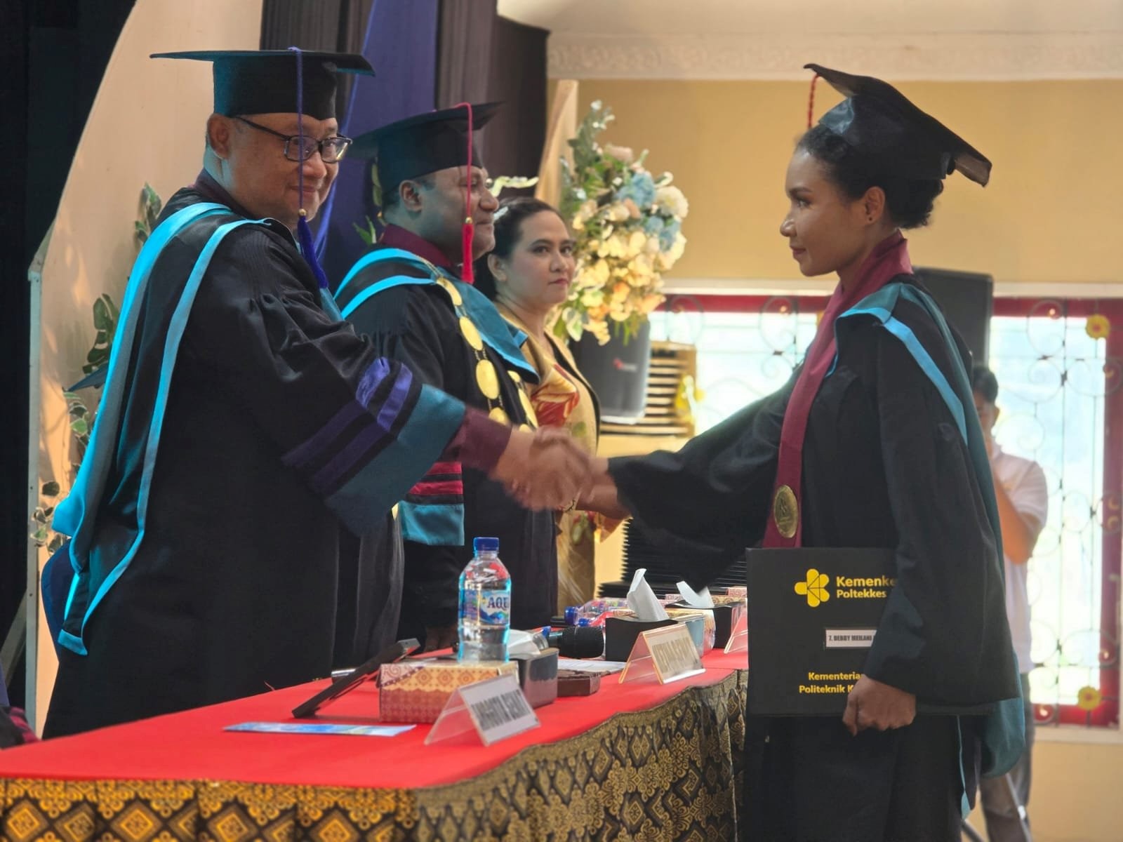 Direktur Poltekkes Jayapura Lantik 36 Perawat Yapen: Upaya Penuhi Kebutuhan Nakes di Papua